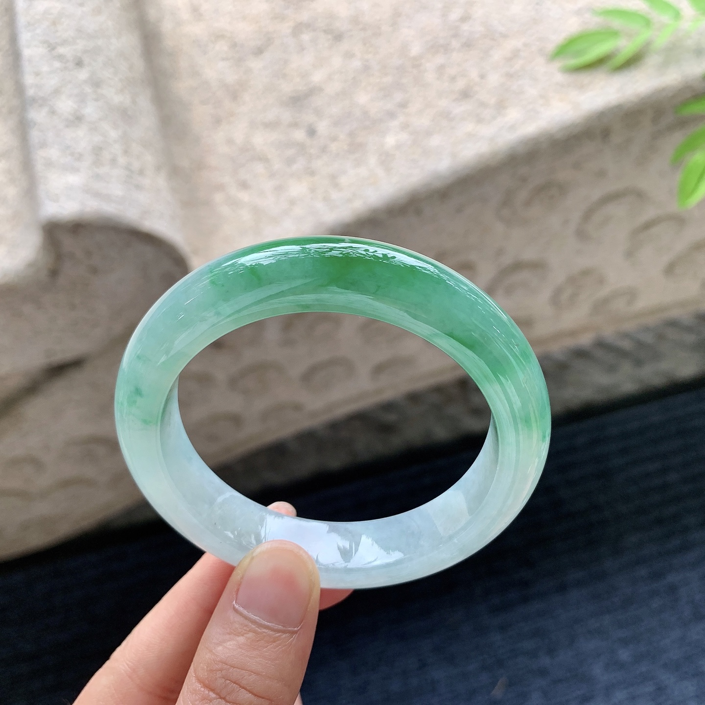 正圈53 54，圈口54.3/12.2/8.8，编码WW080331，冰糯飘绿，水润，种老，细腻，无裂。