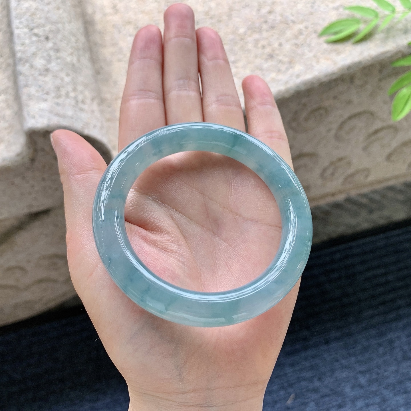圆条54 55，圈口54.5/10.3/10.3，编码A1080327，描述糯冰晴蓝，水润，种老，细腻，无裂。