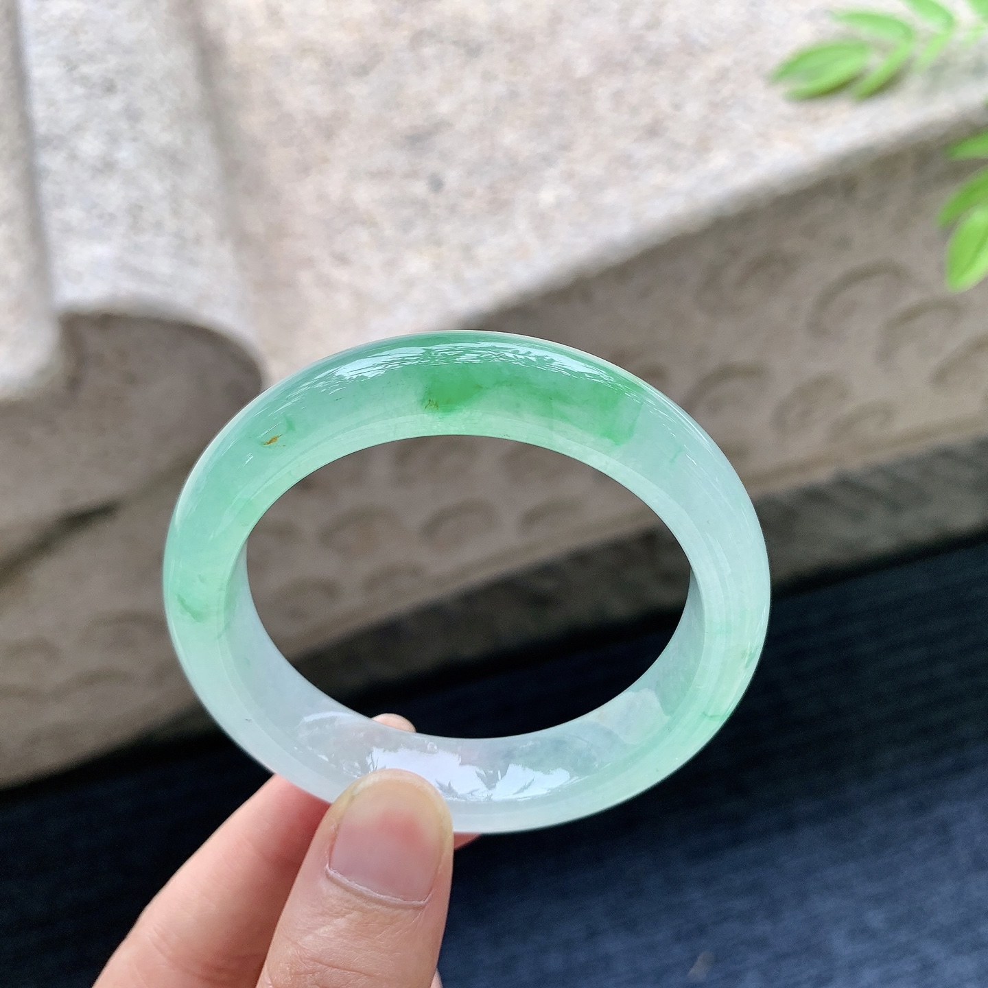 正圈49 50，圈口50.8/12.2/8，编码LH080304，描述冰糯飘阳绿，清透，水润，种老，细腻，打灯有絮线