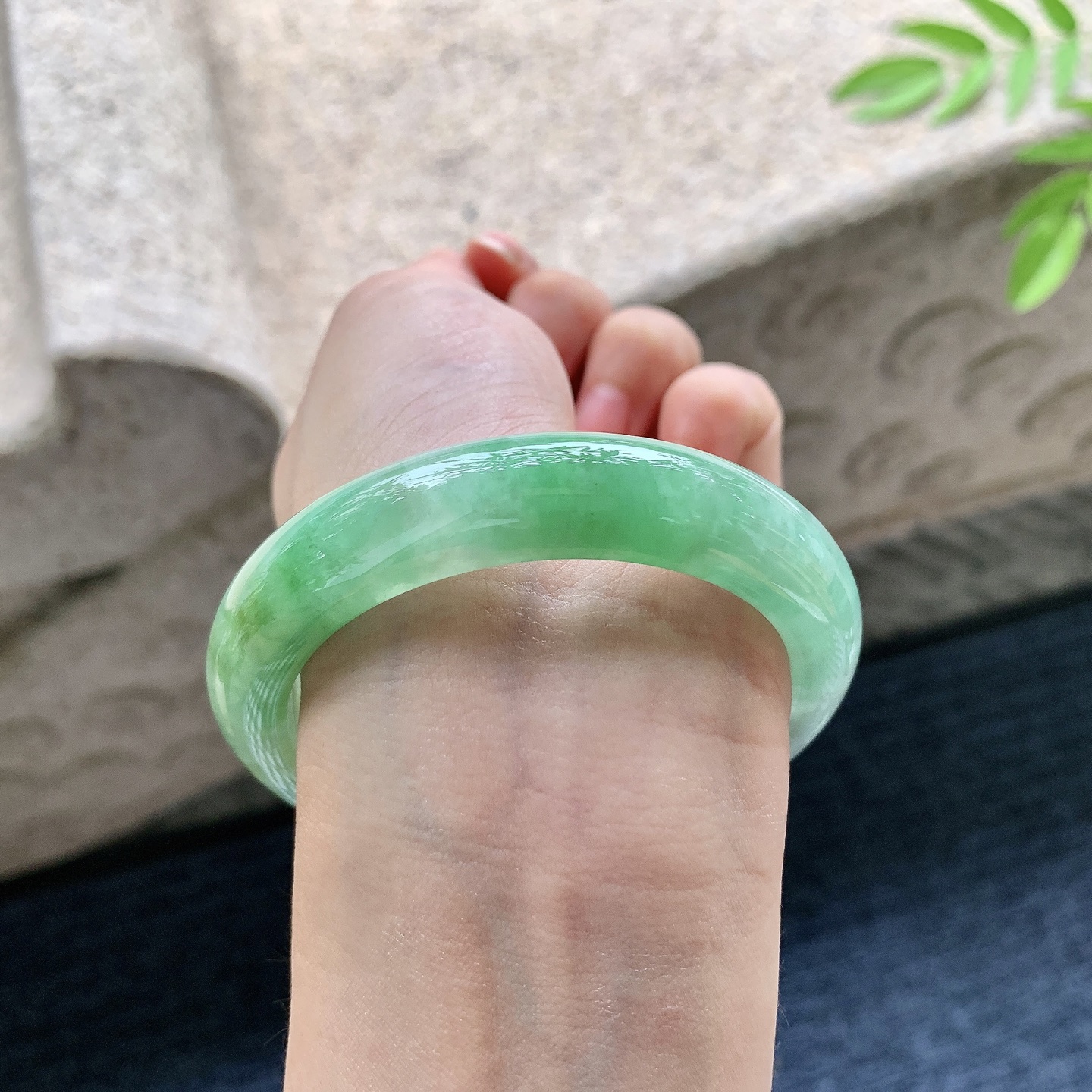 正圈55 56，圈口56/12.6/8.8，编码W6080219，糯冰黄加绿，水润，种老，细腻，无裂。