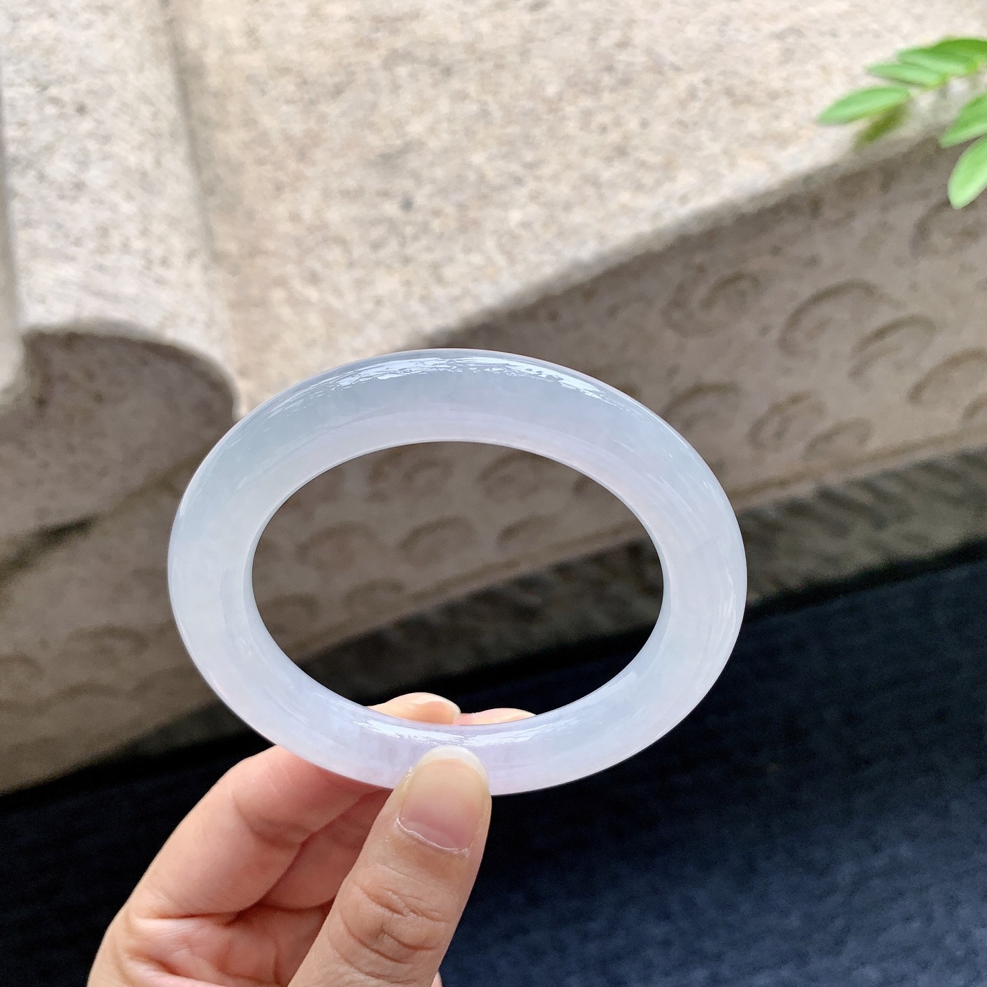 圆条55 56，圈口56.1/10.4/10.5，编码BA080409，冰糯底色，水润，种老，细腻，打灯有絮线