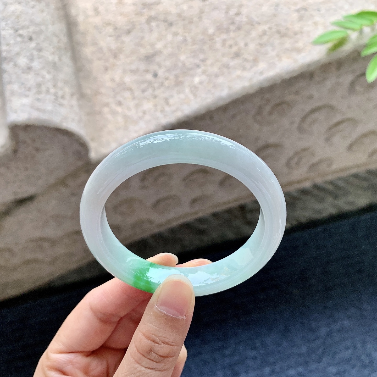 正圈51 52，圈口52.9/11.2/7.9，编码W6080432，糯冰阳绿，水润，种老，细腻，有纹线