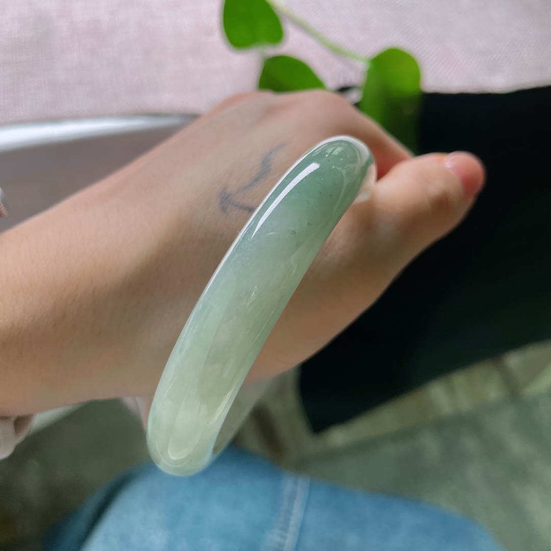 油绿正圈，无裂，白玉衔翠，半圈青山，温柔不张扬，尽显含蓄雅致的东方韵味。ss56958a
