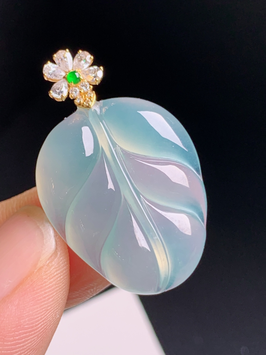 ️ 冰种树叶吊坠，钻石花扣配绿翡，底色清透莹润，叶片舒展自然 裸石25.3-20.5-5.6 整体32.9 530730