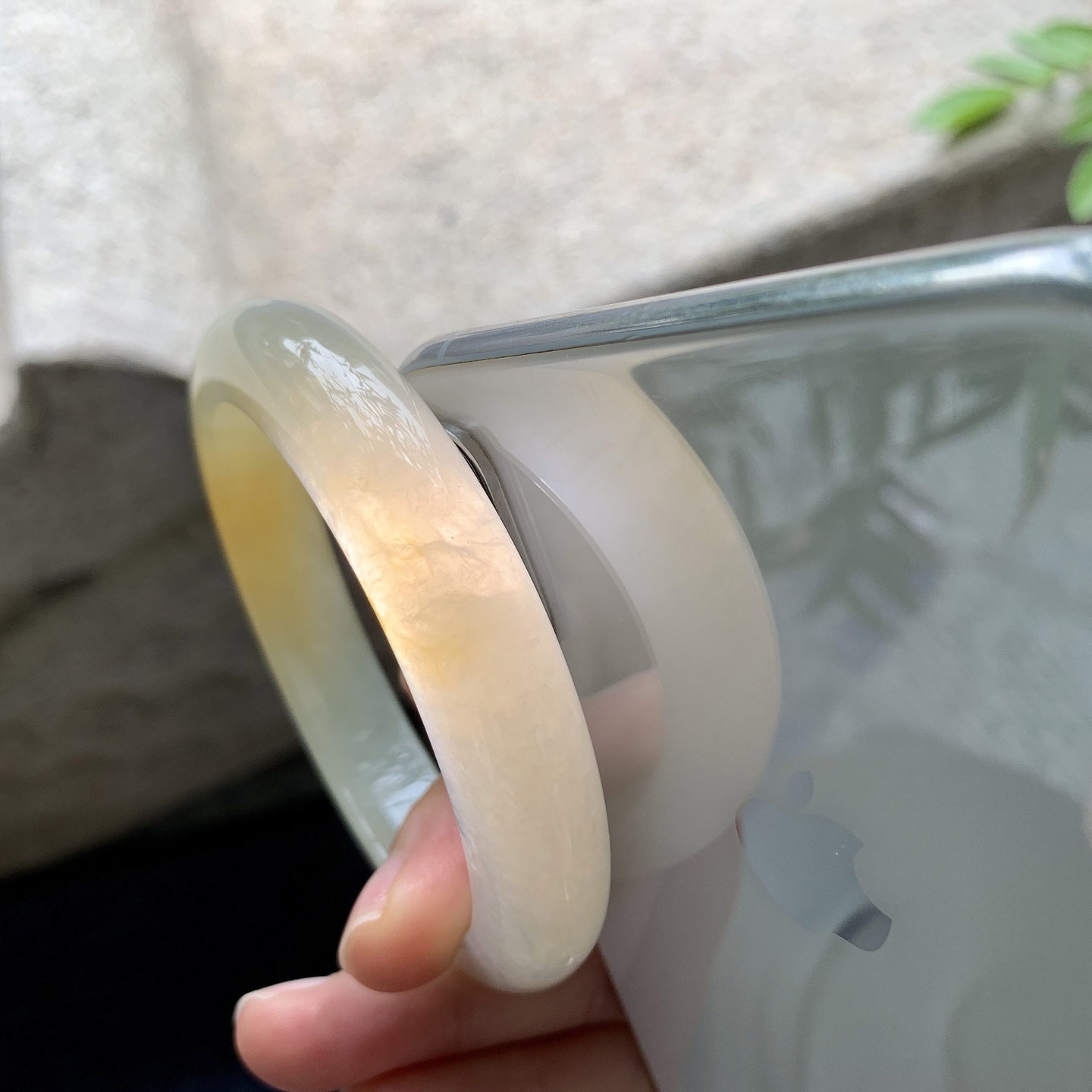 正圈56 57，圈口57.7/12.2/9，编码J7080426，描述冰糯黄翡，水润，种老，细腻，打灯有棉线