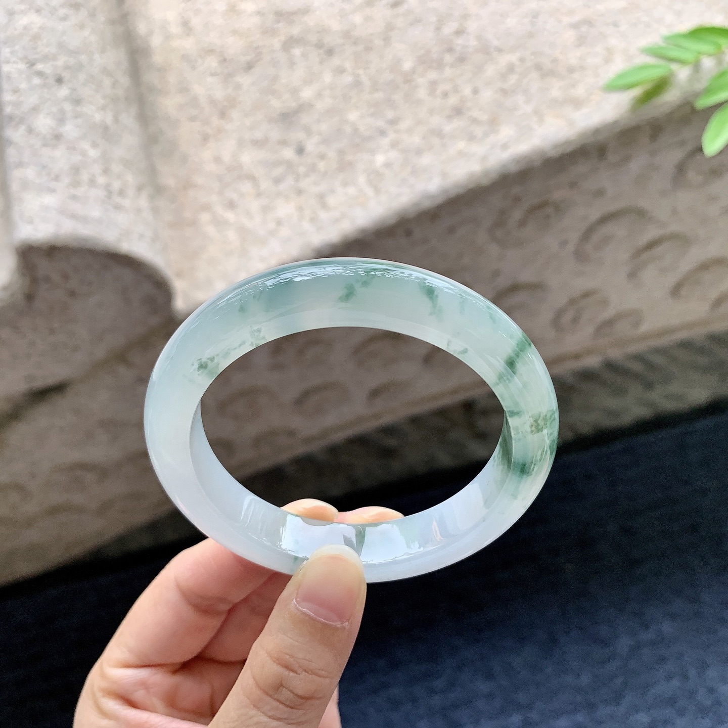 正圈55 56，圈口56.1/11.7/8.1，编码AD080418，冰糯飘花，水润，种老，细腻，无裂。