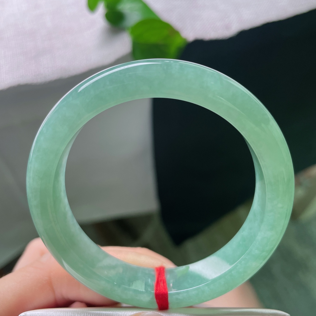 绿底正圈，无裂，满圈清甜苹果绿翡翠镯，玉面莹润透亮，柔光流转尽显珠光宝气，贵气清新动人。ss5705