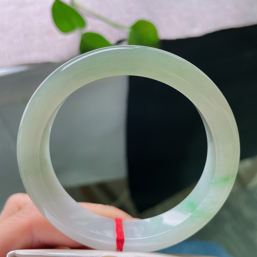 56/12/8.8，飘绿正圈，皮纹，清润玉底点缀一抹翠色，光泽柔和内敛，不张扬却独具韵味，ss56944a