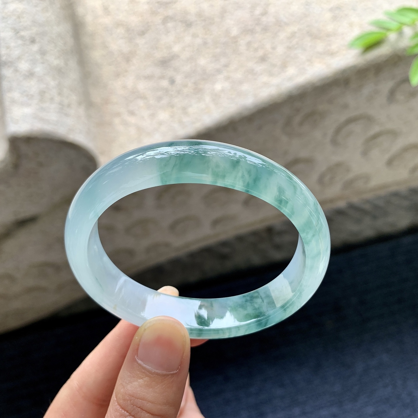 贵妃54 55，圈口55.2/48.3/12.8/7.3，编码Q5080449，冰糯飘花，清透，水润，种老，细腻，无裂。