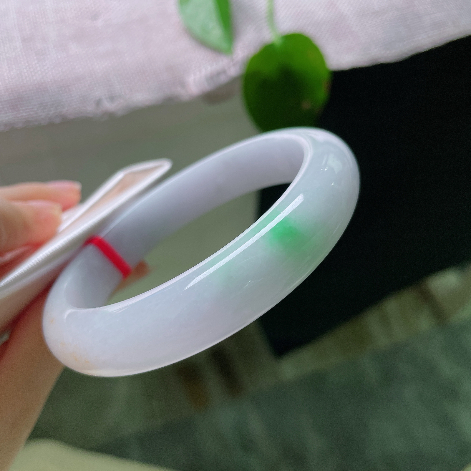 58.8/12.8/8.8，飘绿正圈，无裂，浅紫凝韵，翠色生光。一镯兼具紫与绿的温柔，淡雅底色托举一抹红翡点缀，腕间静享从容雅致。ss57060a