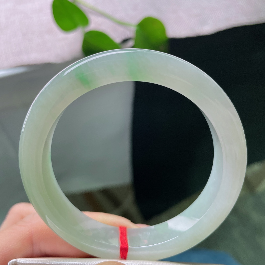 56/12/8.8，飘绿正圈，皮纹，清润玉底点缀一抹翠色，光泽柔和内敛，不张扬却独具韵味，ss569