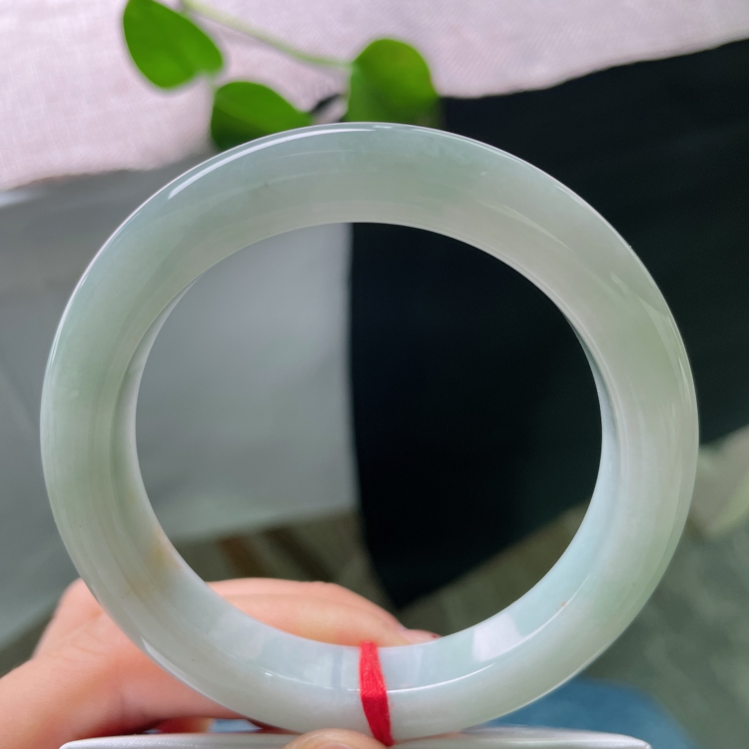 57.8/11.0/9.9，绿底正圈，无裂，淡淡晴绿铺满镯身，柔光静谧，尽显东方女子恬淡气质。ss56920a