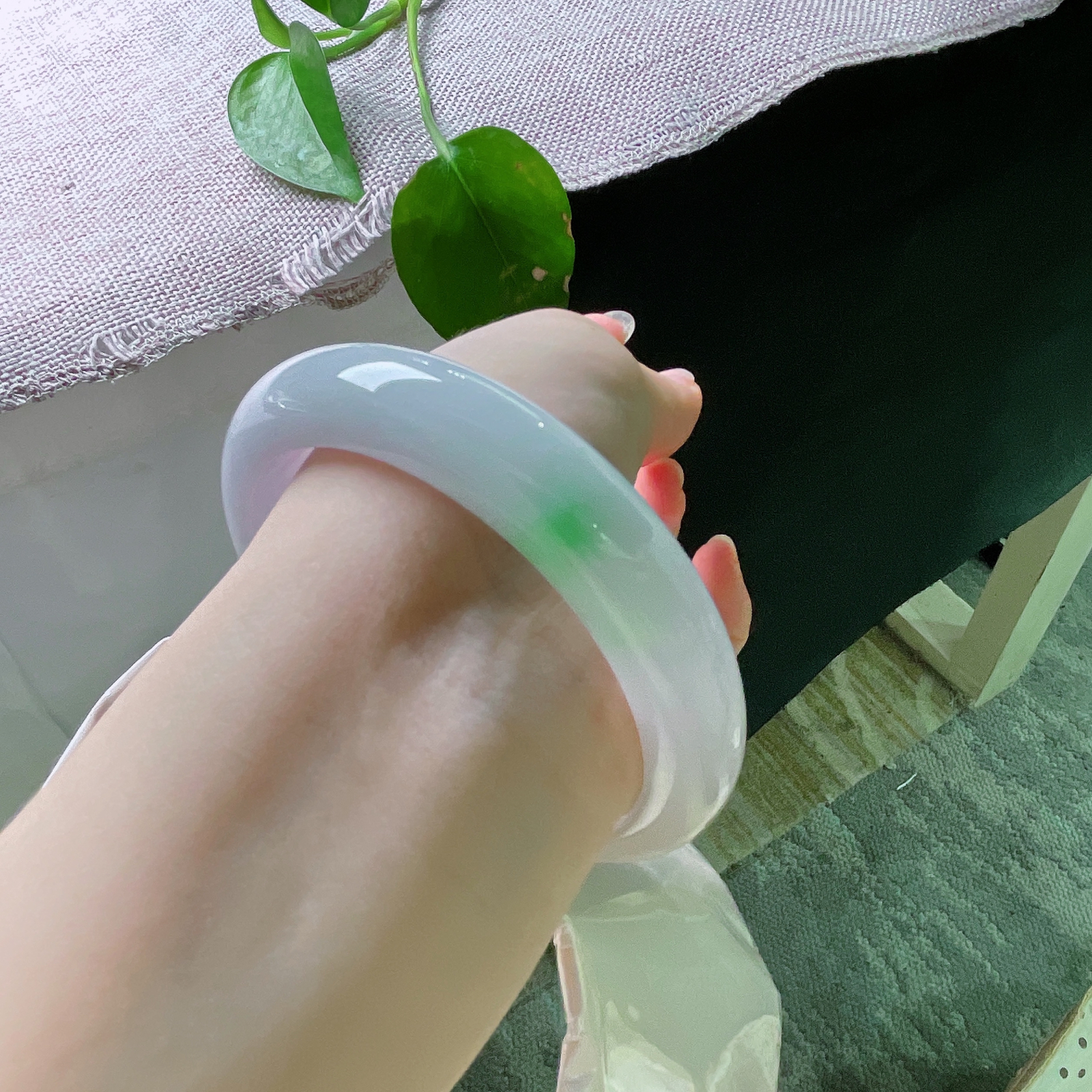 58.8/12.8/8.8，飘绿正圈，无裂，浅紫凝韵，翠色生光。一镯兼具紫与绿的温柔，淡雅底色托举一抹红翡点缀，腕间静享从容雅致。ss57060a