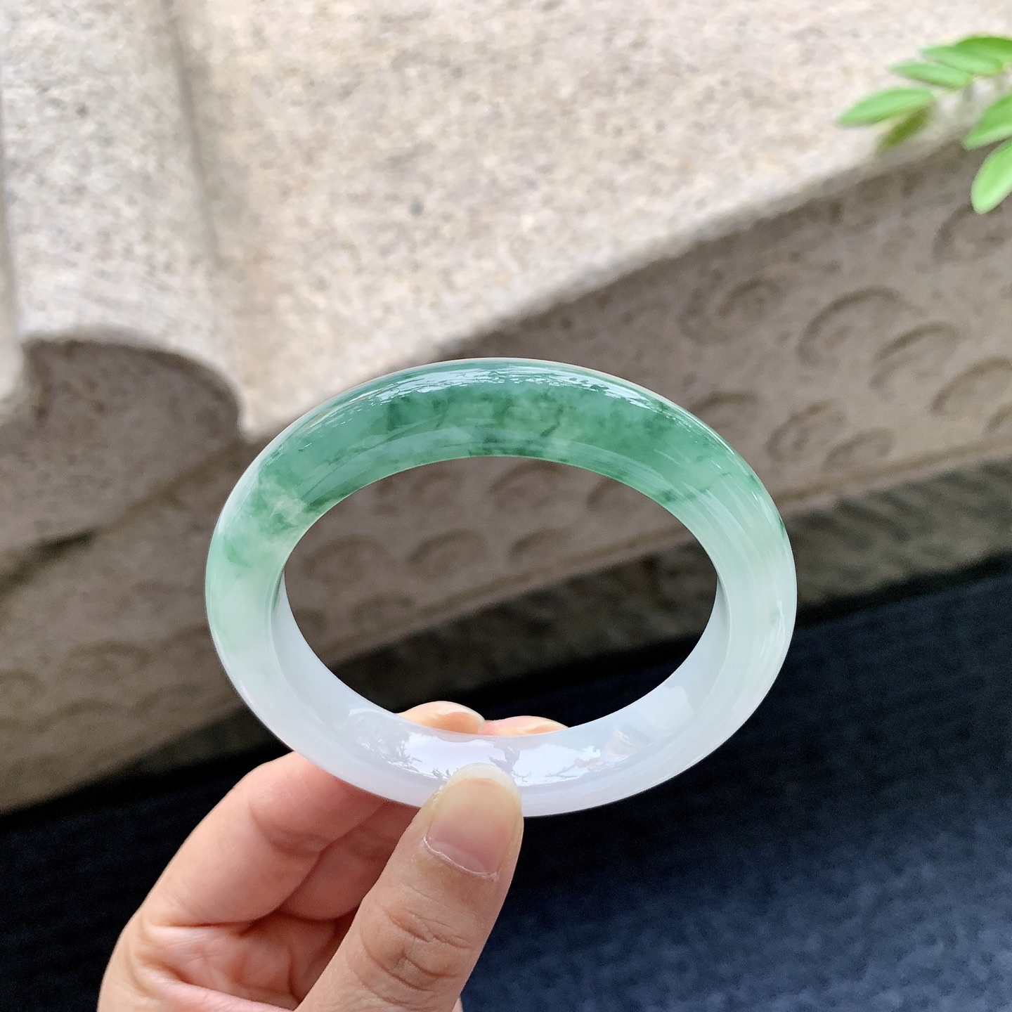 正圈56 57，圈口57/11.3/9，编码J7080427，描述冰糯飘花，水润，种老，细腻，打灯有棉线