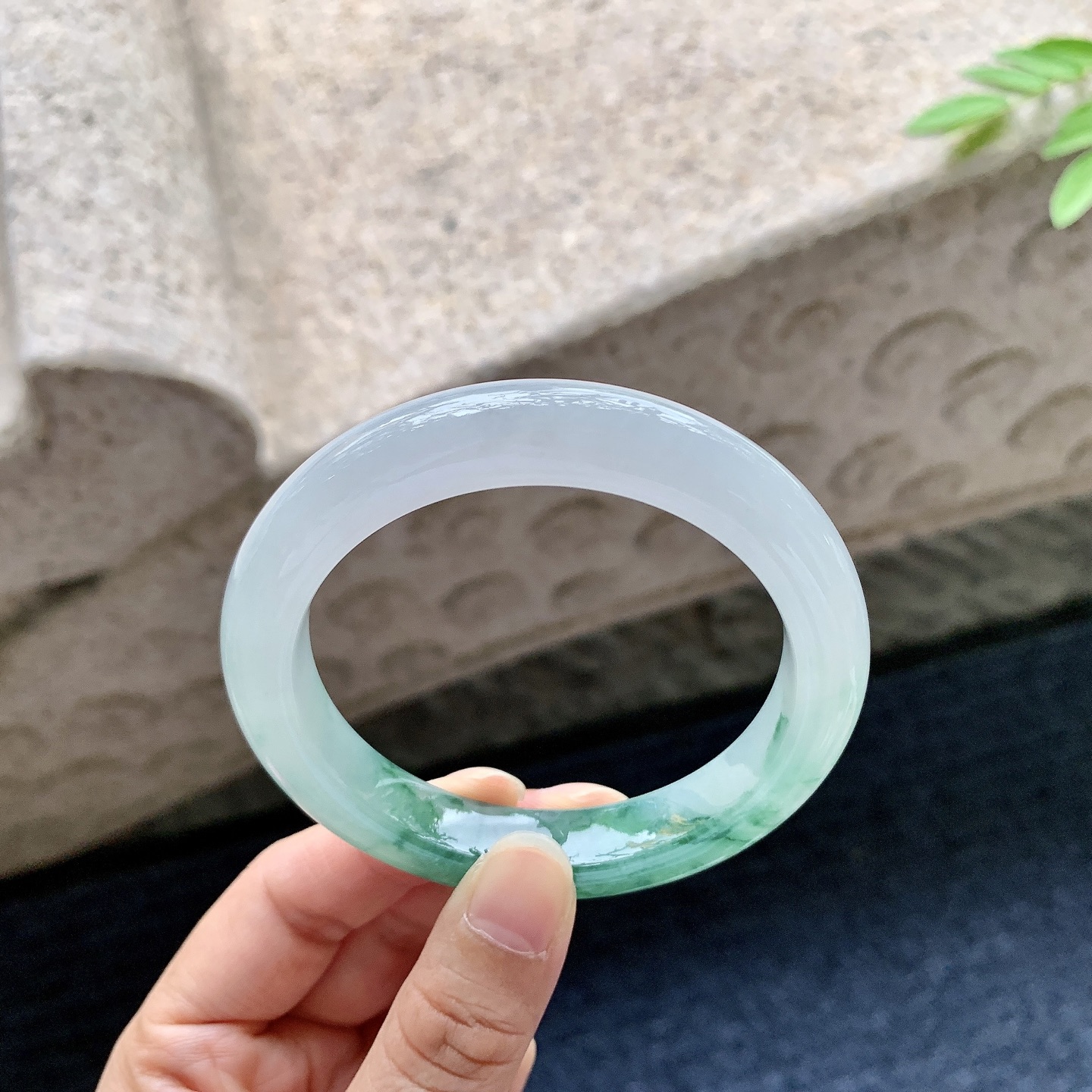 正圈56 57，圈口57/11.3/9，编码J7080427，描述冰糯飘花，水润，种老，细腻，打灯有棉线