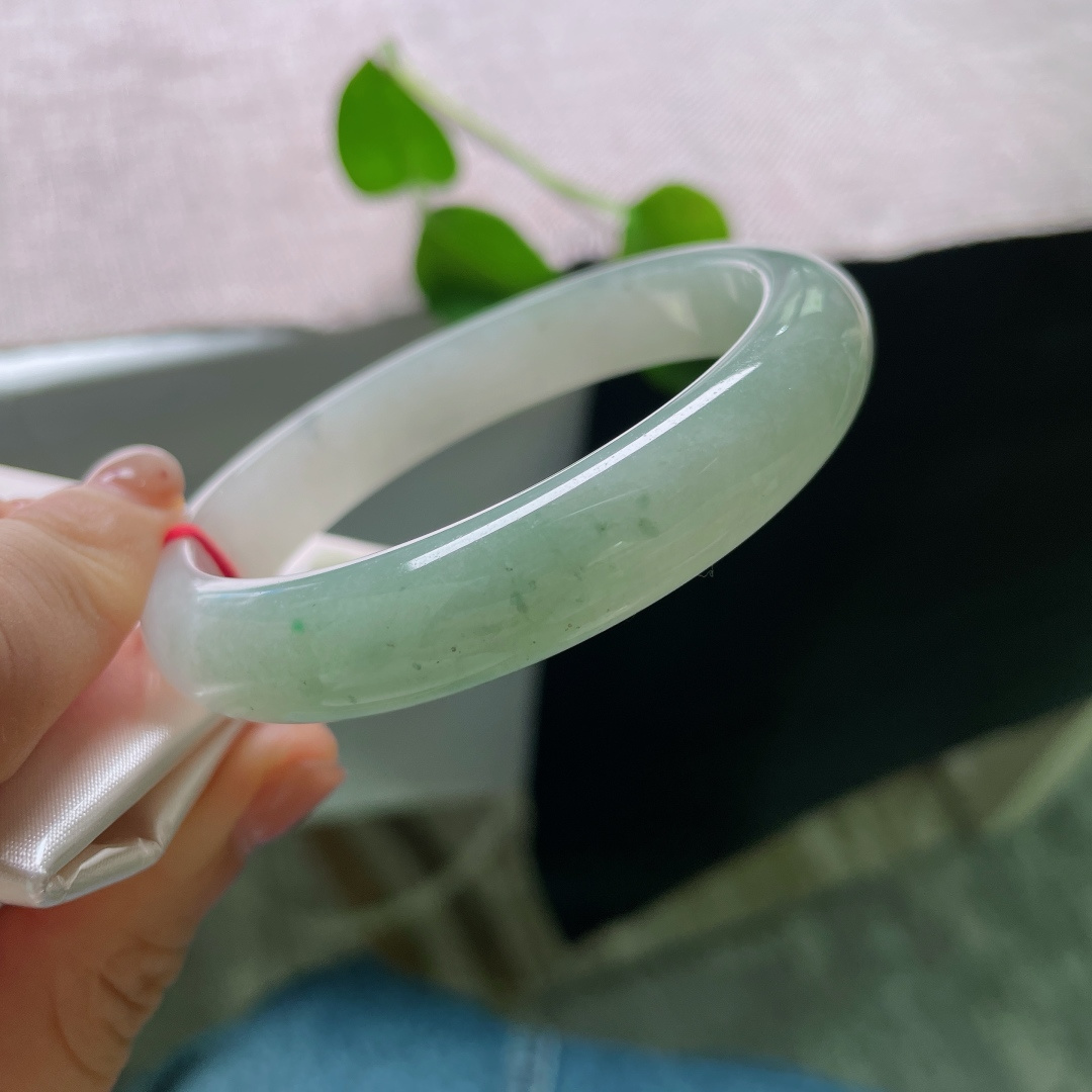 油绿正圈，无裂，白玉衔翠，半圈青山，温柔不张扬，尽显含蓄雅致的东方韵味。ss56958a