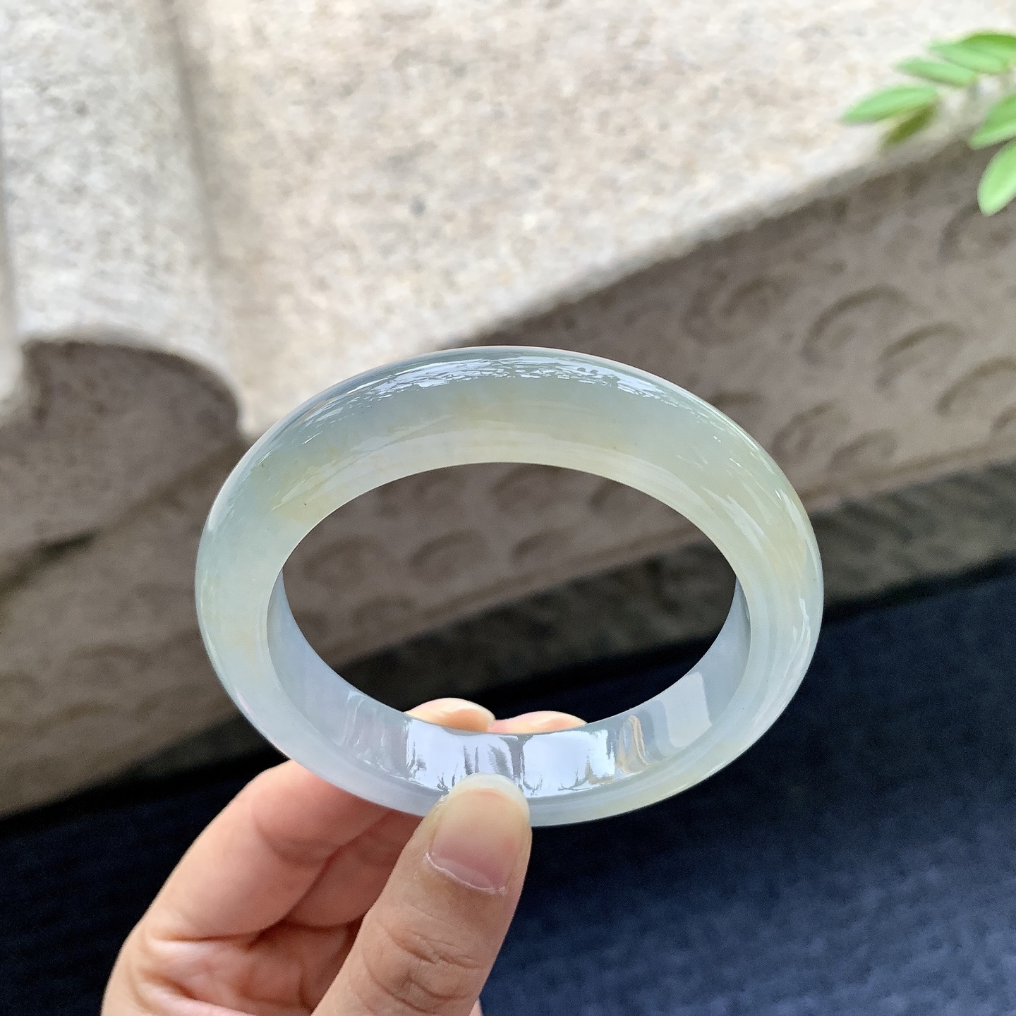 正圈55 56，圈口56.4/12.5/9.2，编码H9080417，冰糯飘黄翡，清透，水润，种老，细腻，无裂。