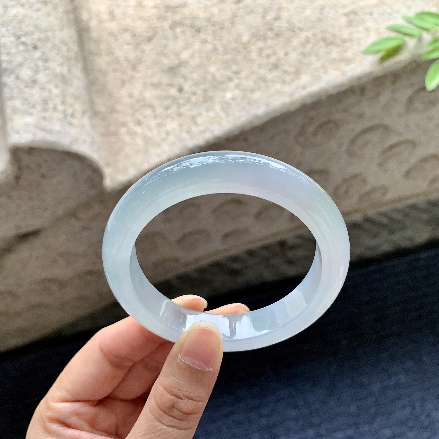 正圈54 55，圈口55.3/12.2/8.6，编码H9080421，冰糯春彩，飘黄翡，水润，种老，细腻，无裂。
