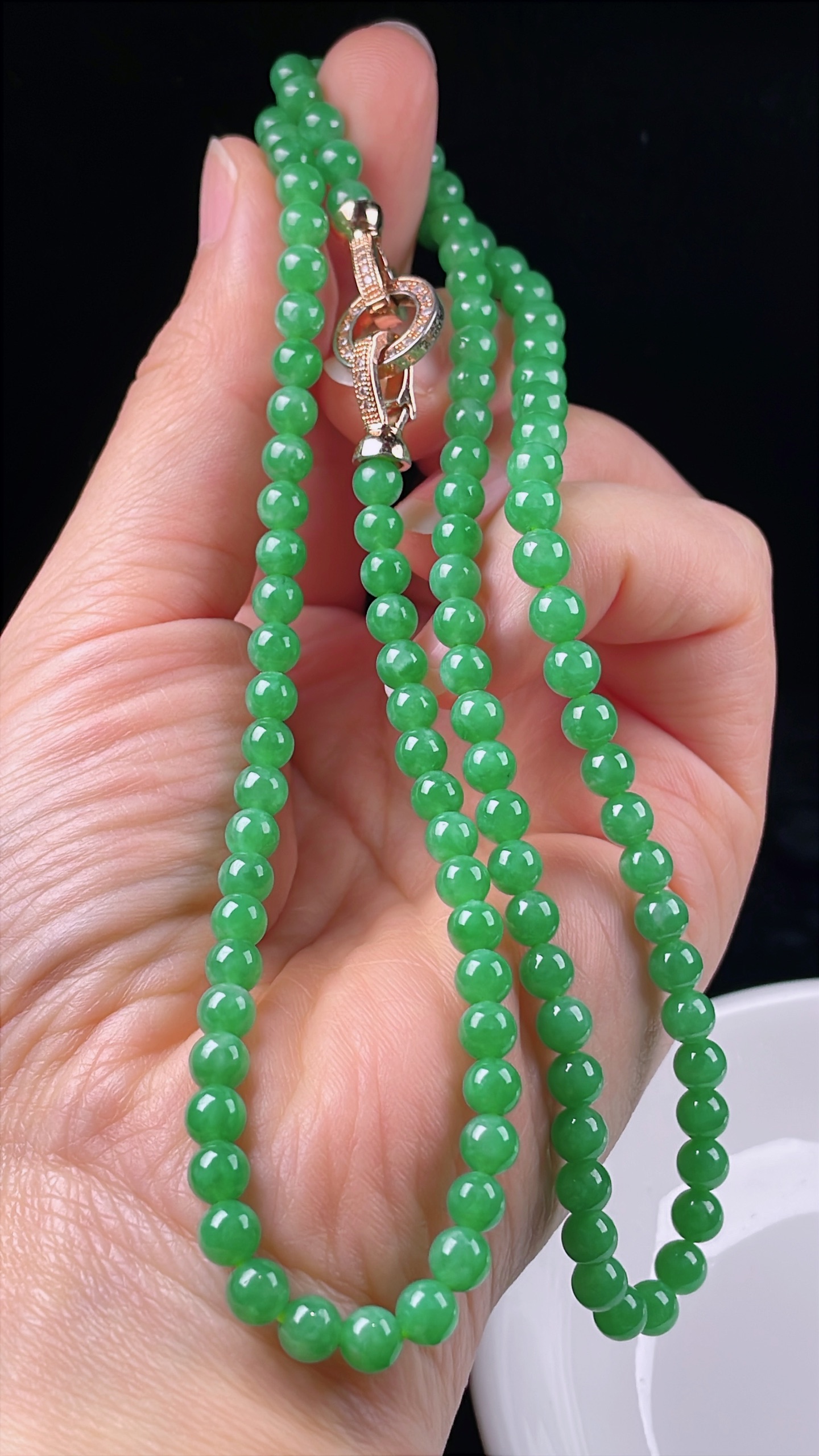 阳绿珠链，老种起光，细底通透，尺寸：4.8mm