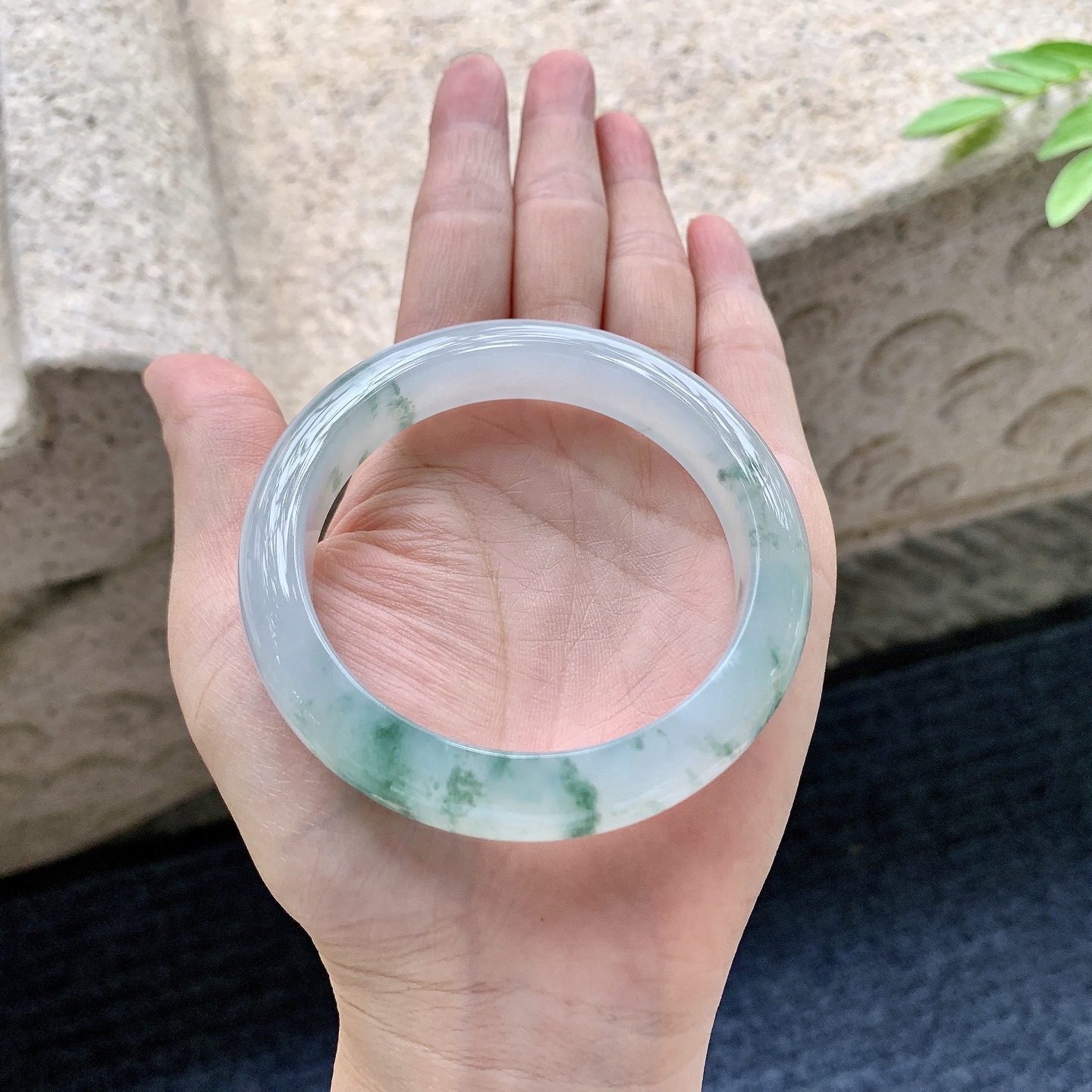 正圈55 56，圈口56.1/11.7/8.1，编码AD080418，冰糯飘花，水润，种老，细腻，无裂。