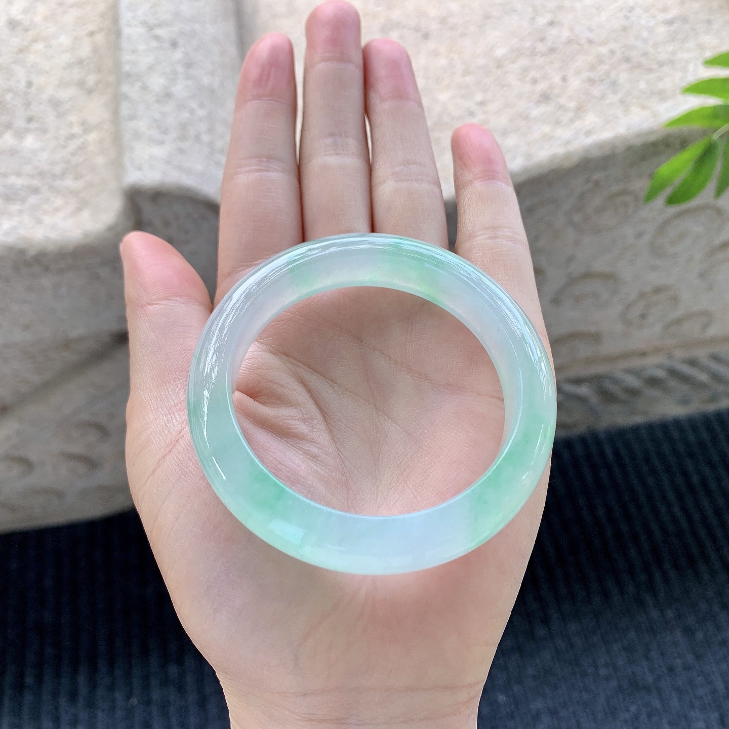 正圈50 51，圈口51.8/11.6/8.5，编码LZ080333，冰飘绿，清透，水润，种老，细腻，无裂。