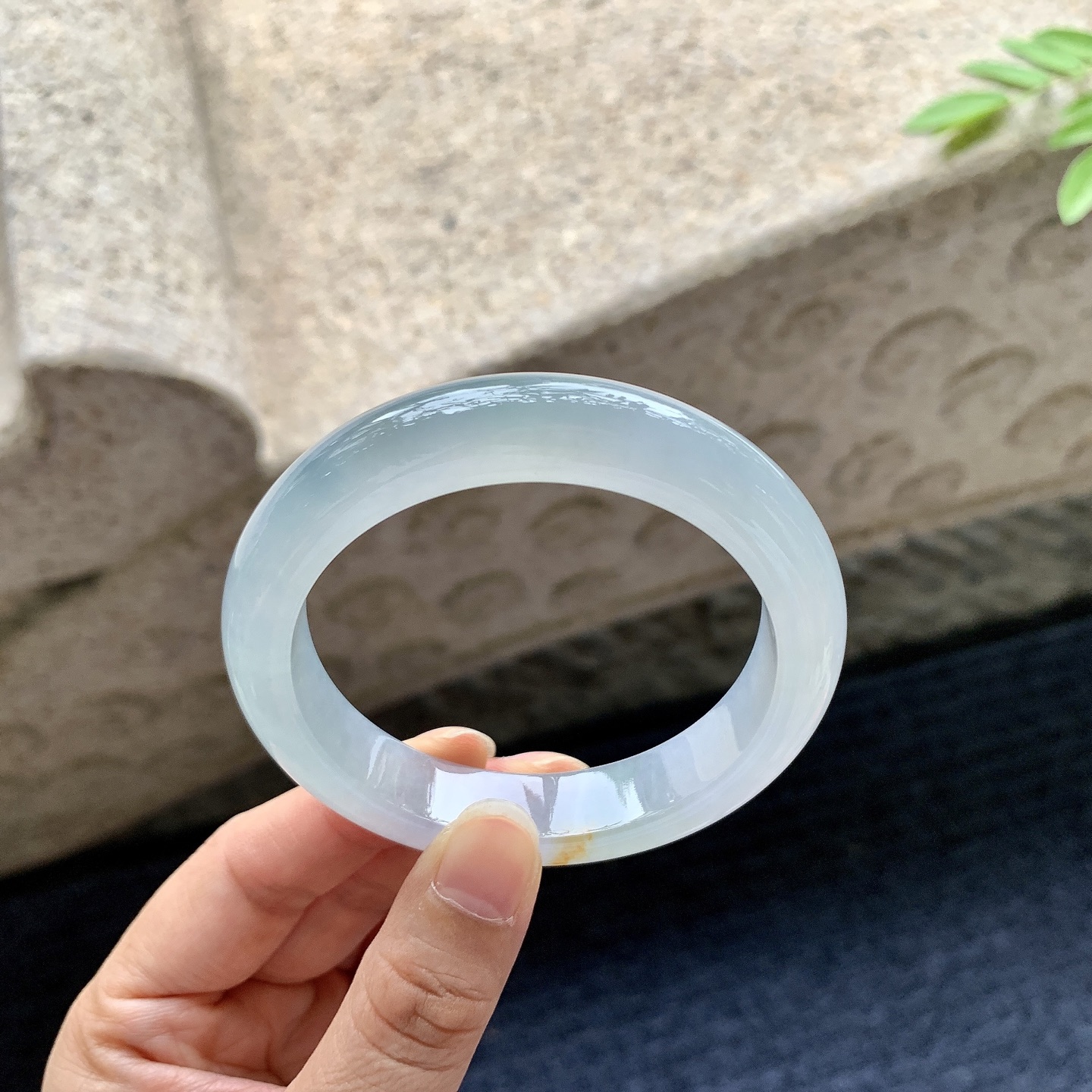 正圈54 55，圈口55.3/12.2/8.6，编码H9080421，冰糯春彩，飘黄翡，水润，种老，细腻，无裂。