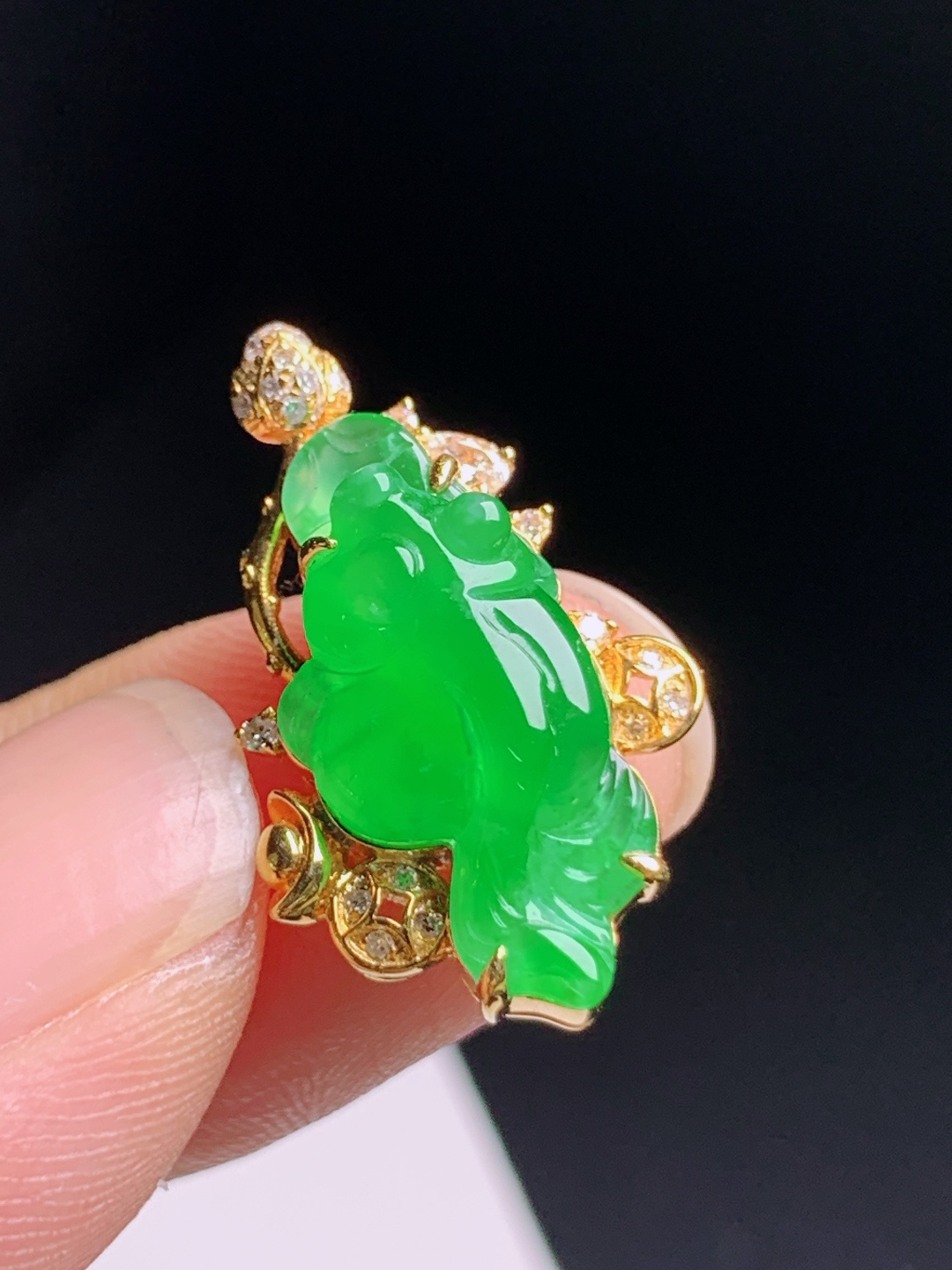 冰阳绿金鱼吊坠，重金镶嵌搭配铜钱纹饰，色浓鲜亮水头充盈，裸石19.2-8.7-3.523.5，52