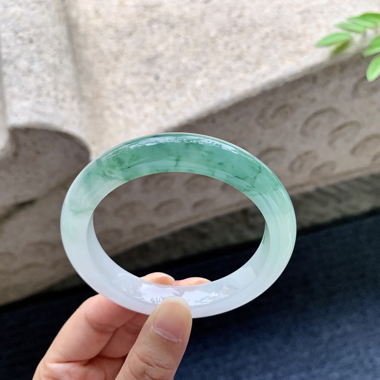 正圈56 57，圈口57/11.3/9，编码J7080427，描述冰糯飘花，水润，种老，细腻，打灯有棉线