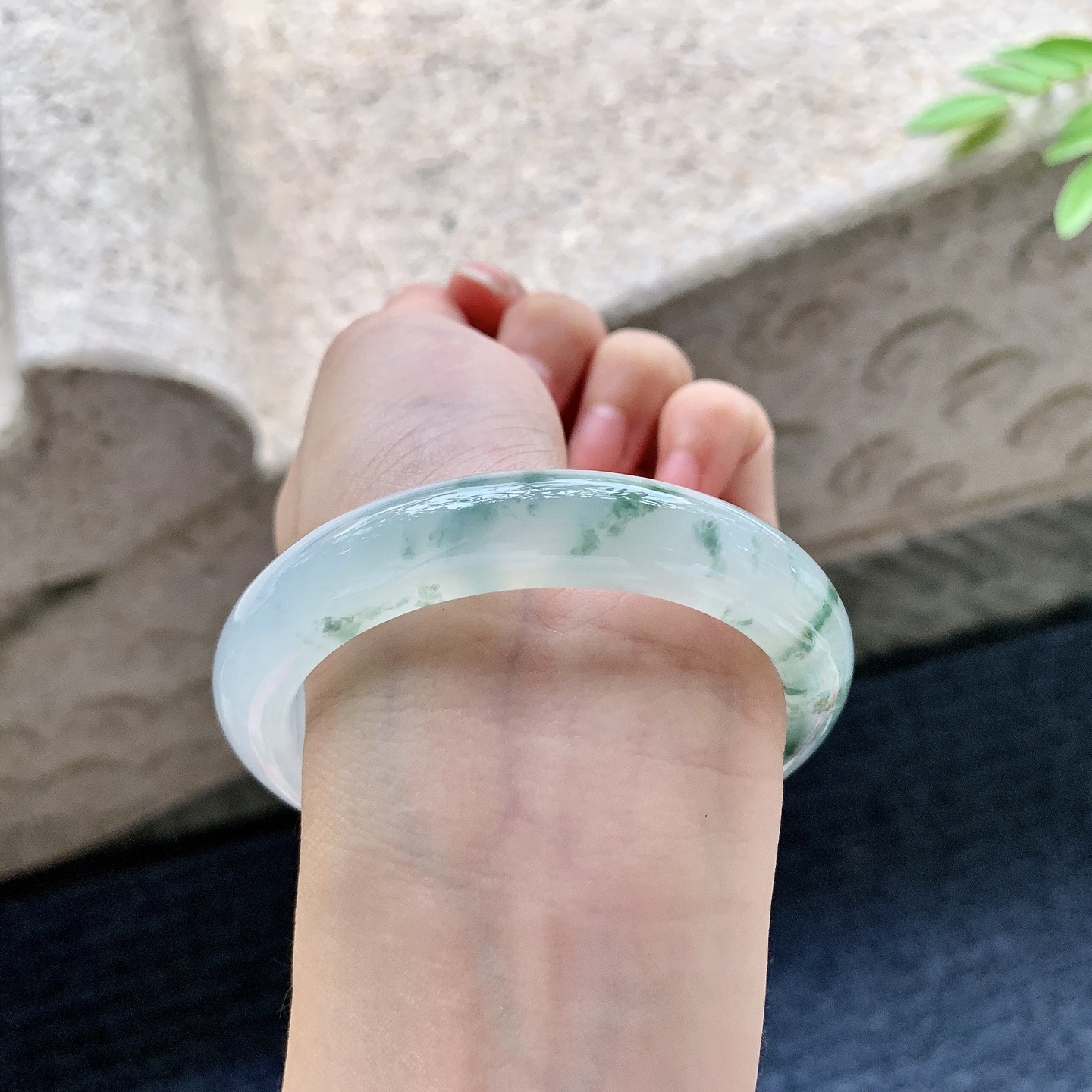 正圈55 56，圈口56.1/11.7/8.1，编码AD080418，冰糯飘花，水润，种老，细腻，无裂。