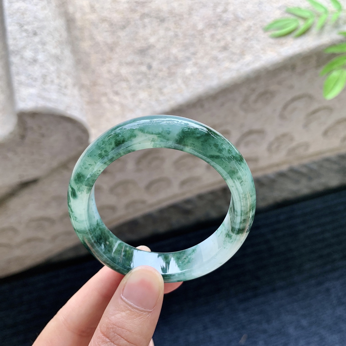 糯冰飘花，水润，种老，细腻，打灯有絮线