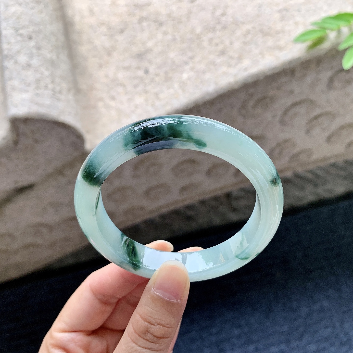 正圈55 56，圈口56.6/11.5/8，编码W6080433，描述：细糯飘花，水润，种老，细腻，无裂。