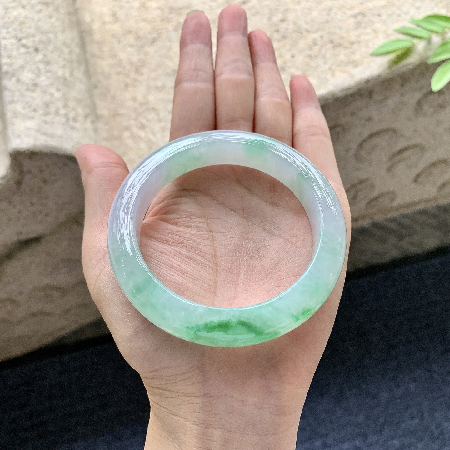 正圈55 56，圈口56.6/12.5/9.4，编码W6080401，描述：糯冰飘绿，水润，种老，细