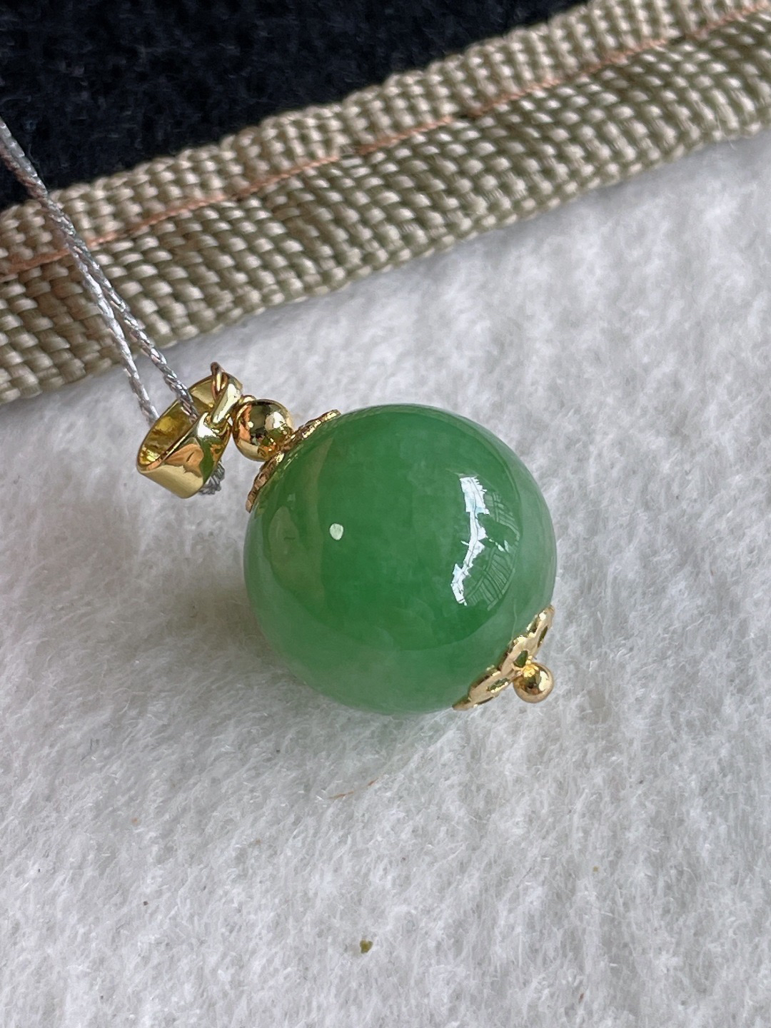 特惠活动#天然翡翠冰满绿圆珠单珠吊坠，尺寸：13.6mm。