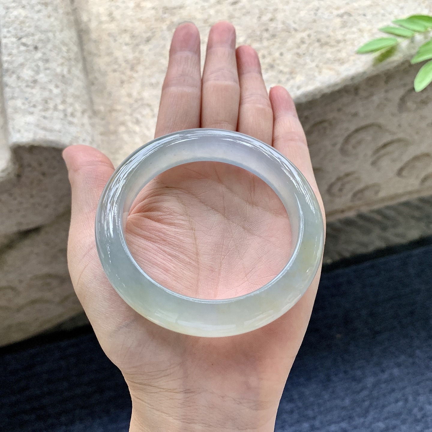 正圈55 56，圈口56.4/12.5/9.2，编码H9080417，冰糯飘黄翡，清透，水润，种老，细腻，无裂。