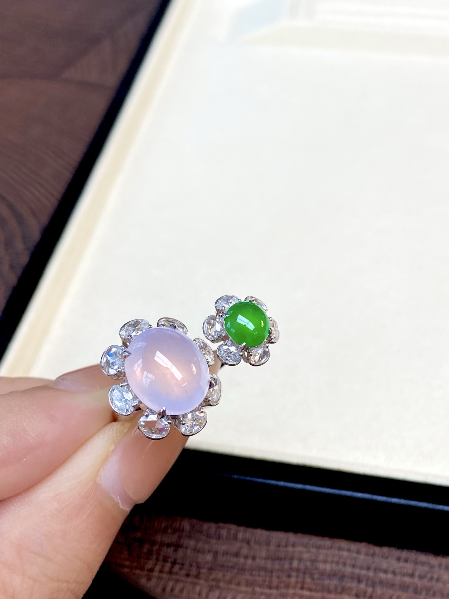 高冰种紫绿蛋面戒指，水光充盈，粉紫温柔清雅，帝王绿浓郁贵气，灵韵扑面而来，时尚感拉满：25.4-16.6-10.6，裸石：11.3-10-5.6mm，无裂。