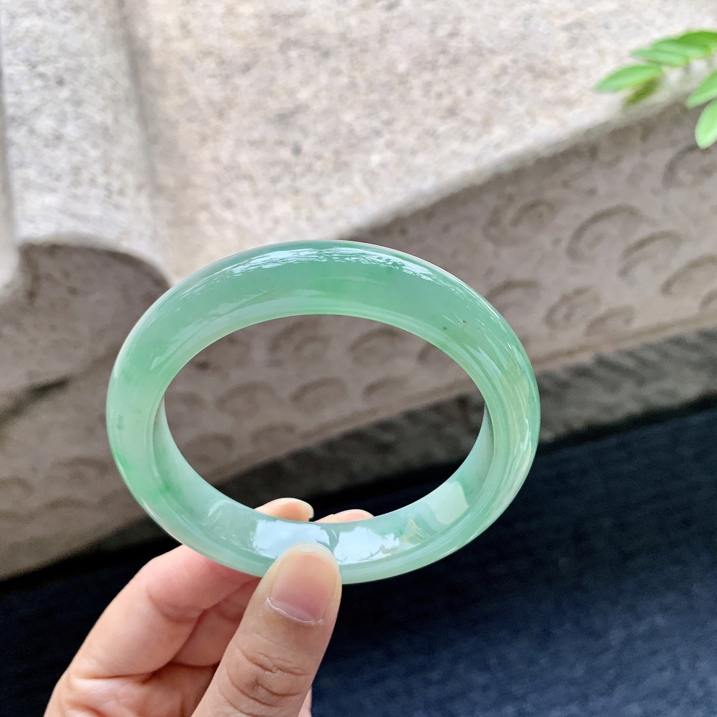 正圈57 58，圈口58.3/13/9，编码Q5080445，描述冰糯飘绿，水润，种老，细腻，无裂。
