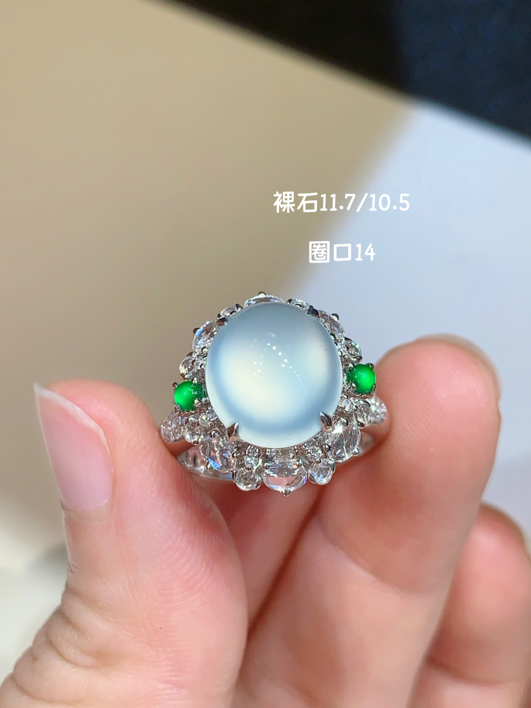 清冷感的代名词 翡翠冰种蛋面戒指 溶于水的品质 ~上手闪闪发光 ️