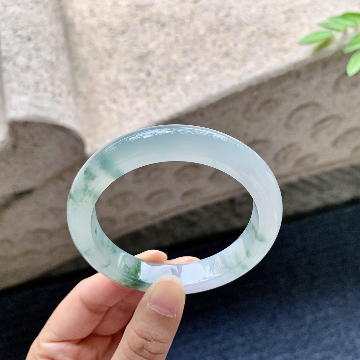 正圈55 56，圈口56.1/11.7/8.1，编码AD080418，冰糯飘花，水润，种老，细腻，无裂。