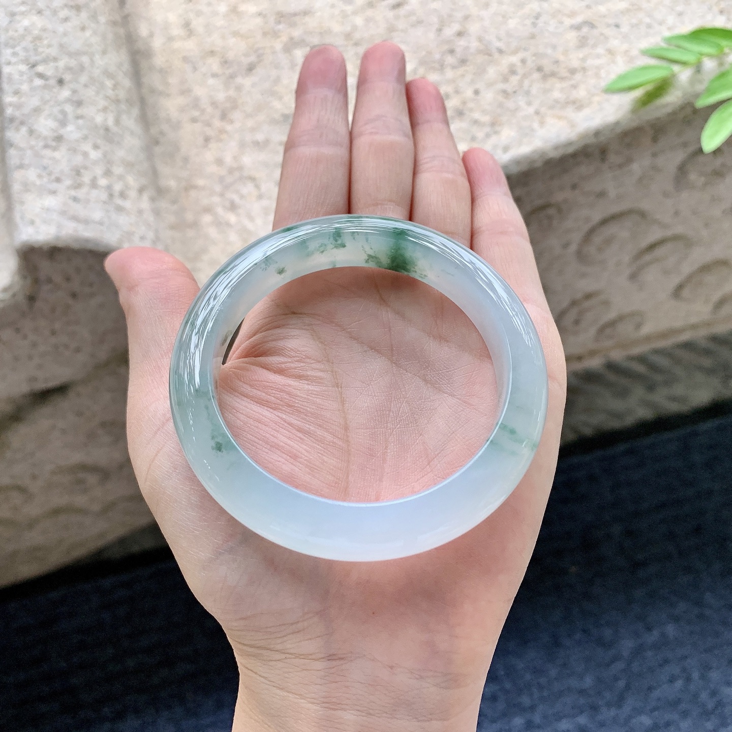 正圈55 56，圈口56.1/11.7/8.1，编码AD080418，冰糯飘花，水润，种老，细腻，无裂。