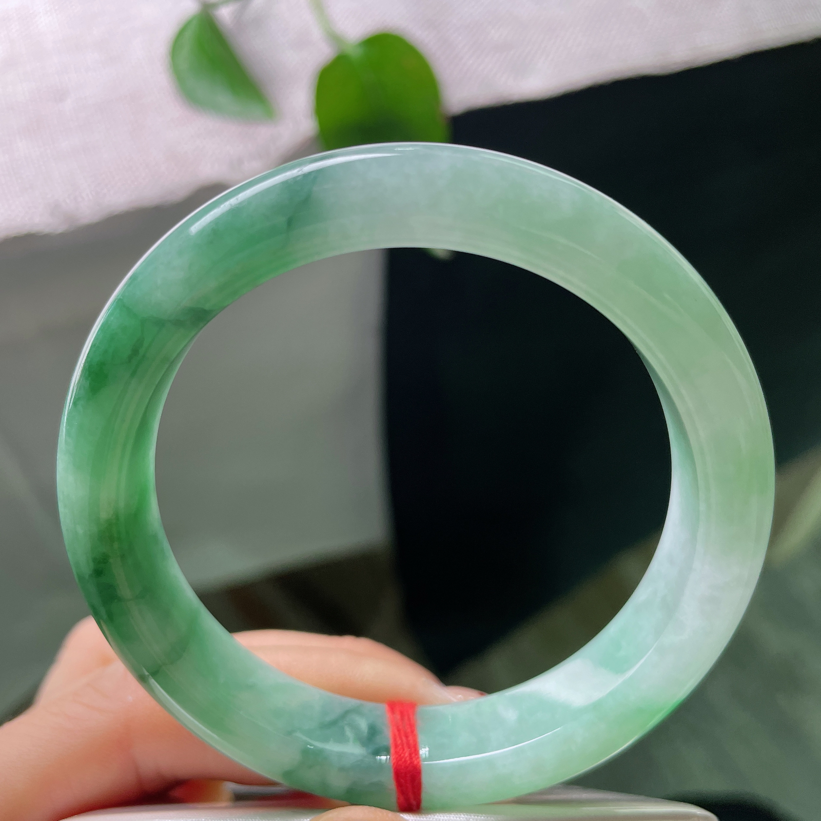 56.1/11.6/8.4，飘花正圈，皮纹，温润细腻，一缕缕墨绿飘花悠然晕染在镯身，如同云雾坠入青山