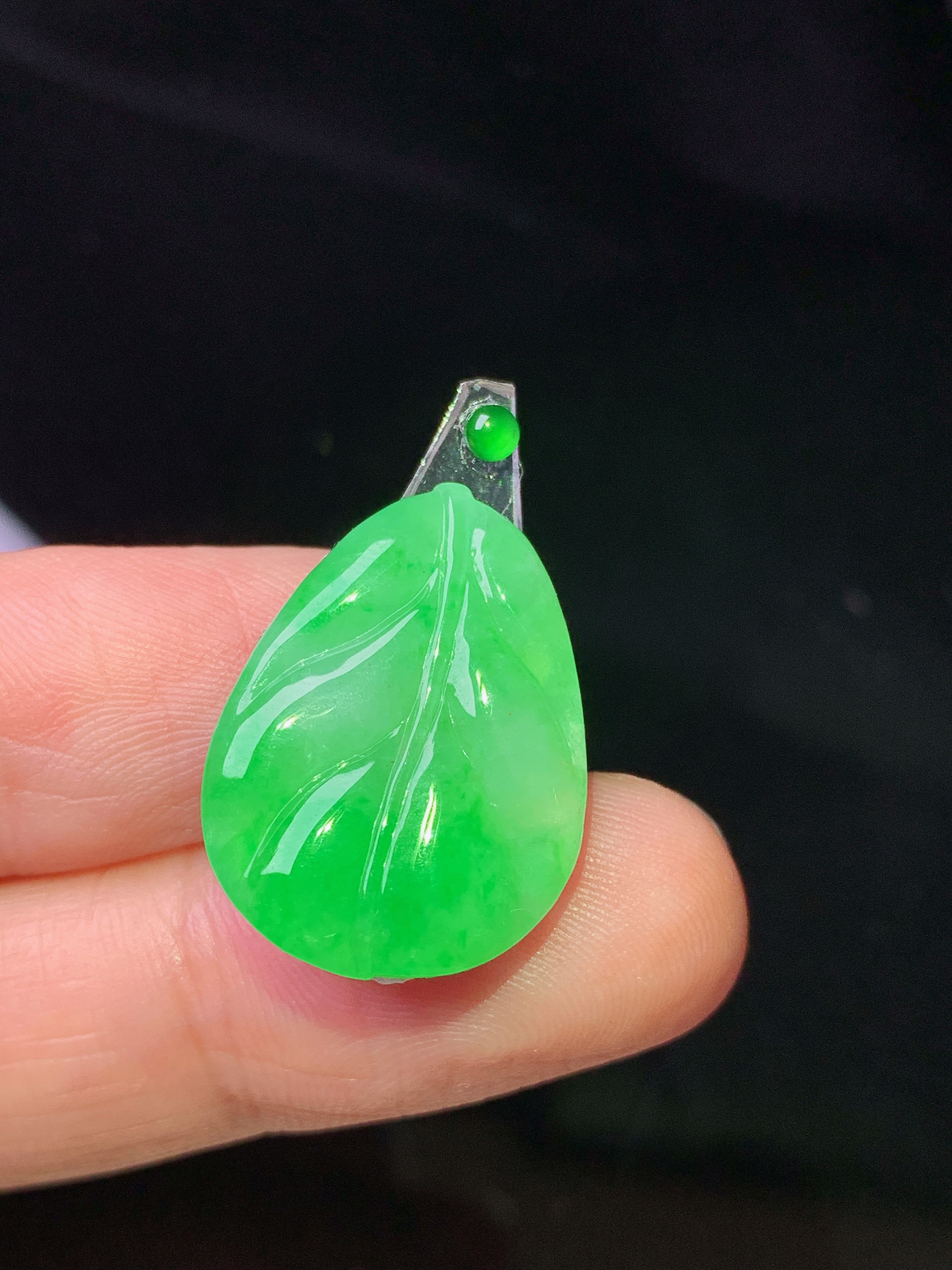 镶嵌款 阳绿树叶吊坠 玉质细腻 色泽艳丽清新 水润亮眼 整体尺寸21.5*15.8*2.8 2x