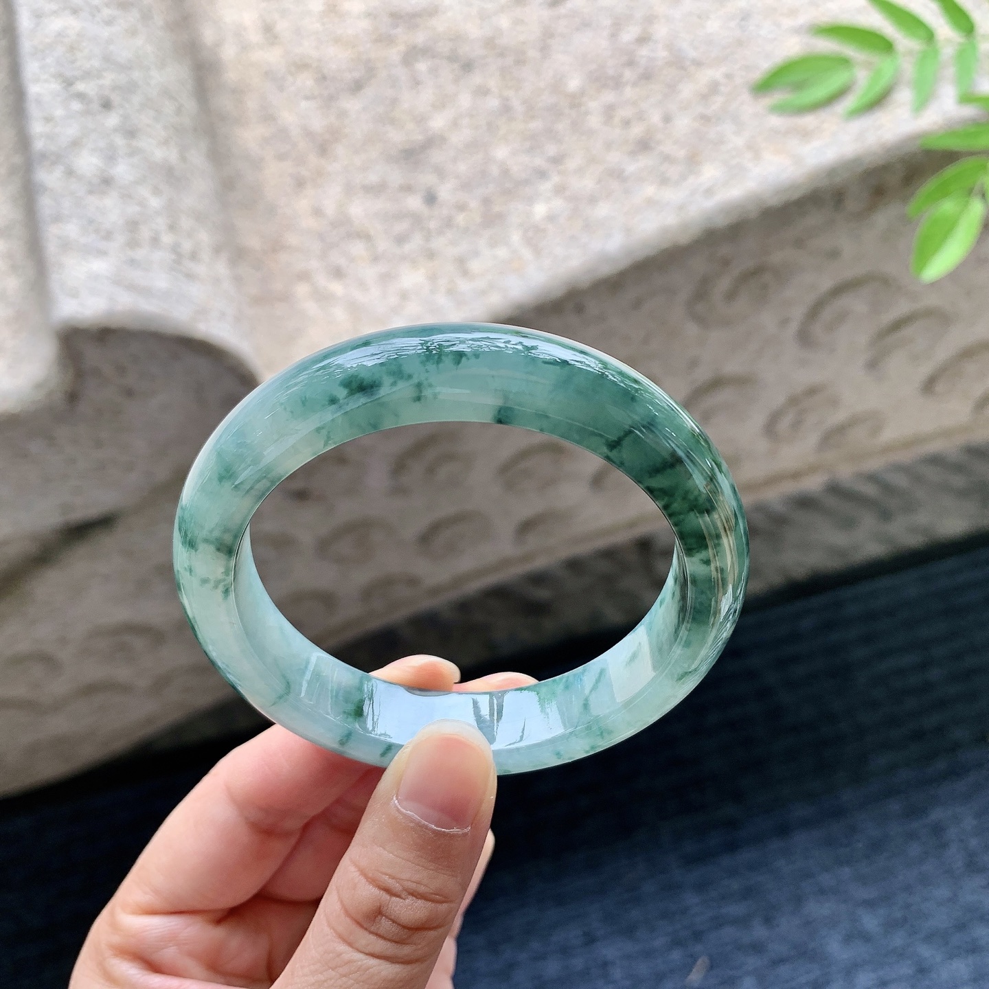 正圈55 56，圈口55.6/12.2/8.2，编码W6080215，描述冰糯晴绿，水润，种老，细腻，打灯有棉线