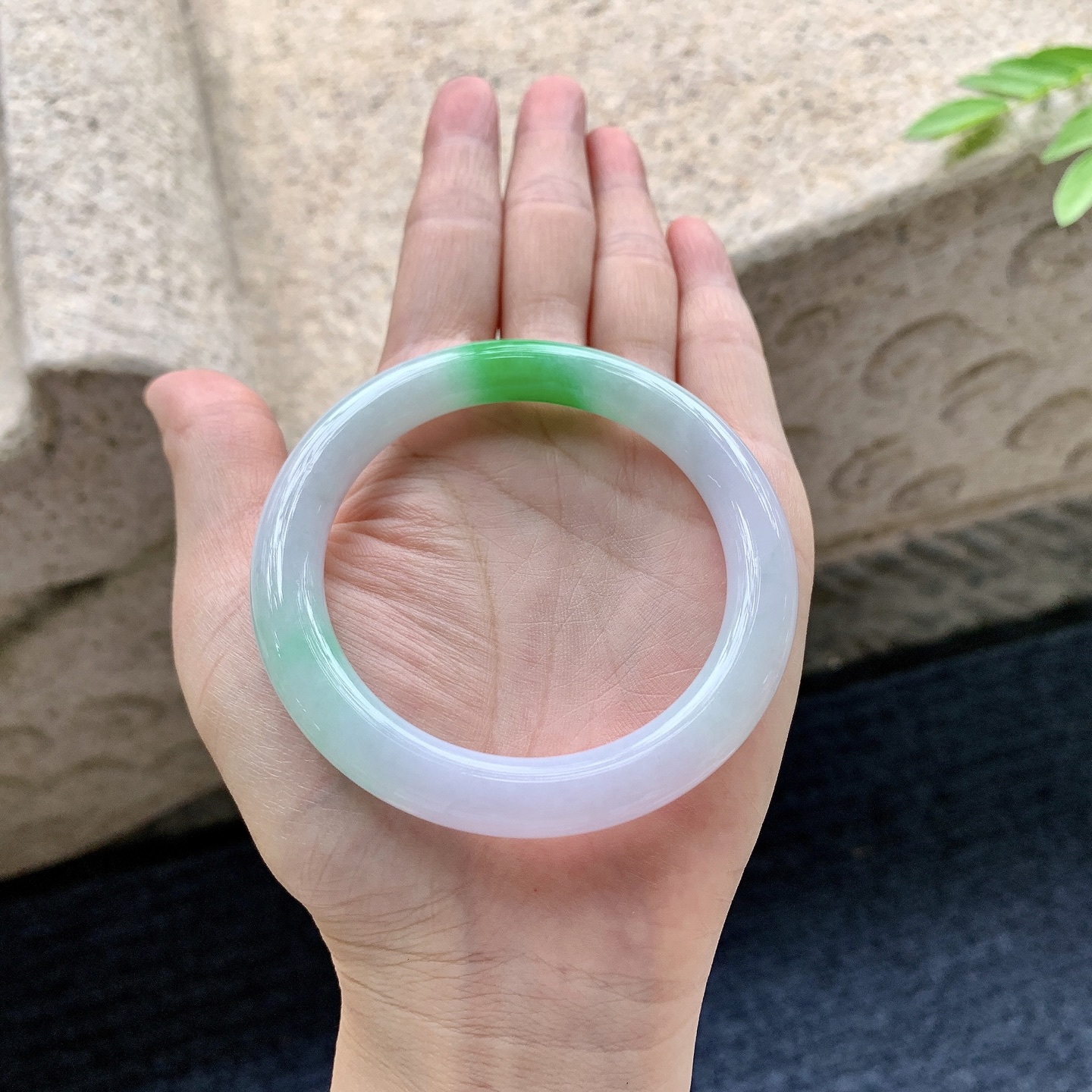 圆条53 54，细糯飘阳绿，水润，种老，细腻，无裂。