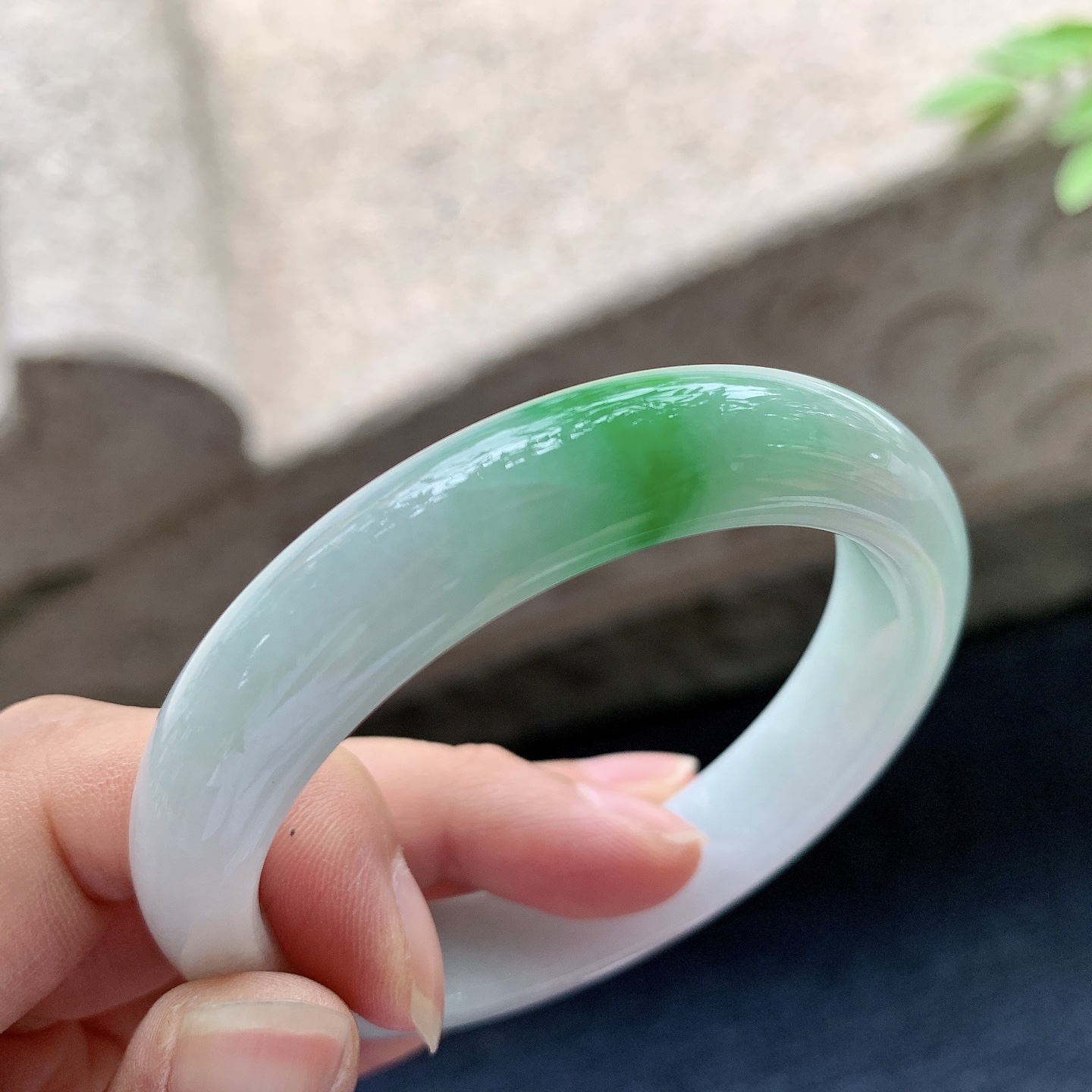 正圈51 52，圈口52.9/11.2/7.9，编码W6080432，糯冰阳绿，水润，种老，细腻，有纹线