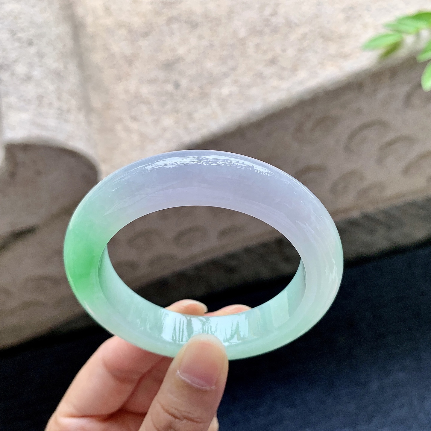 正圈50 51，圈口51.8/12.3/9.8，编码G9080442，细糯春彩，飘阳绿，水润，种老，细腻，无裂。