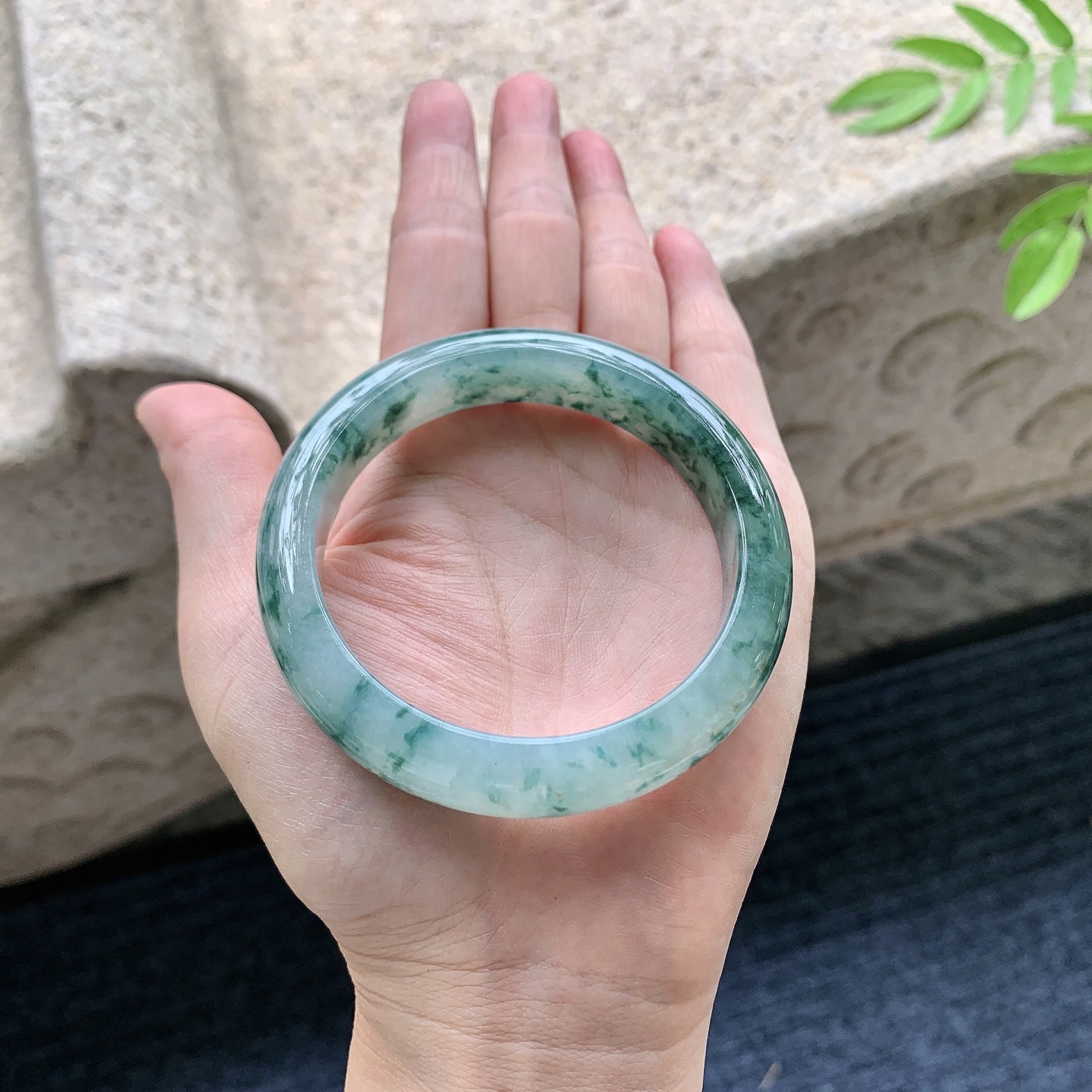 正圈55 56，圈口55.6/12.2/8.2，编码W6080215，描述冰糯晴绿，水润，种老，细腻，打灯有棉线