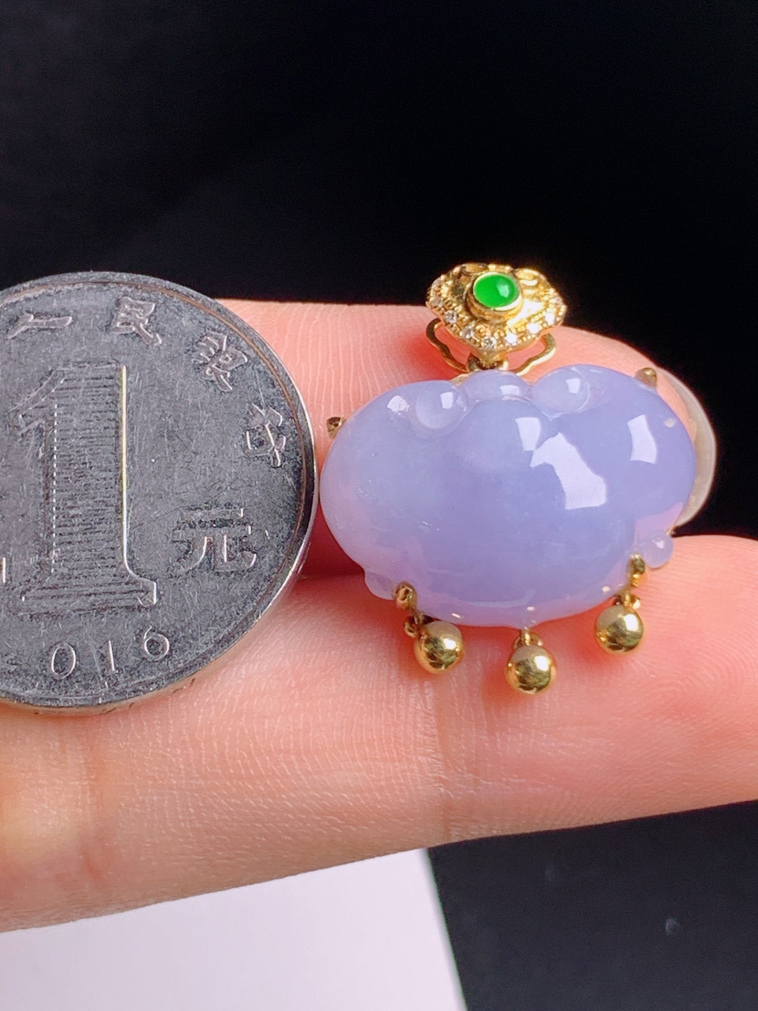 如意锁吊坠，古法金扣搭配正阳绿翡，粉紫温润饱满，铃铛设计灵动别致