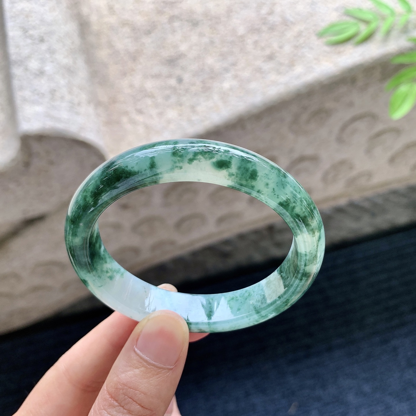 糯冰飘花，水润，种老，细腻，打灯有絮线