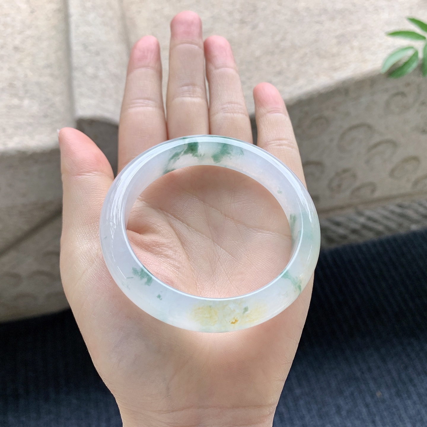 正圈53 54，圈口54.2/12.5/7.8，编码Q7080361，冰糯黄翡飘花，水润，种老，细腻