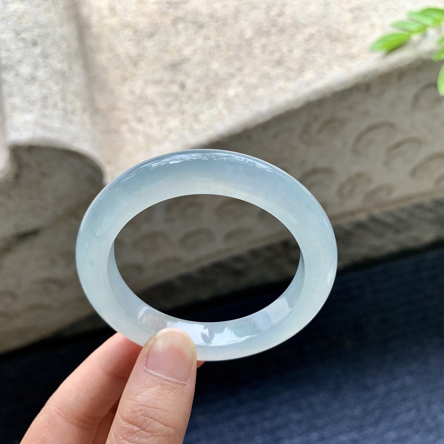 正圈49 50，圈口50.4/10.2/9，编码H9080405，描述冰糯晴底，水润，种老，细腻，无裂。